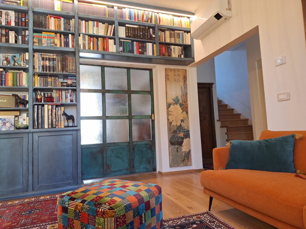 Arredamento di interni Salotto di abitazione privata con divano moderno e libreria su misura progettati artigianalmente