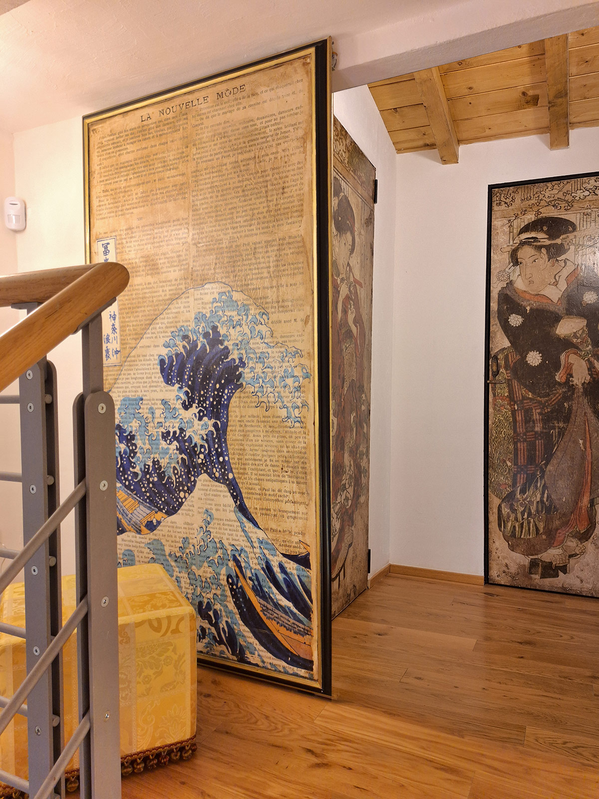 Porta scorrevole su binario nascosto con decoro Onda di Hokusai – parete mimetica su misura ad Arezzo