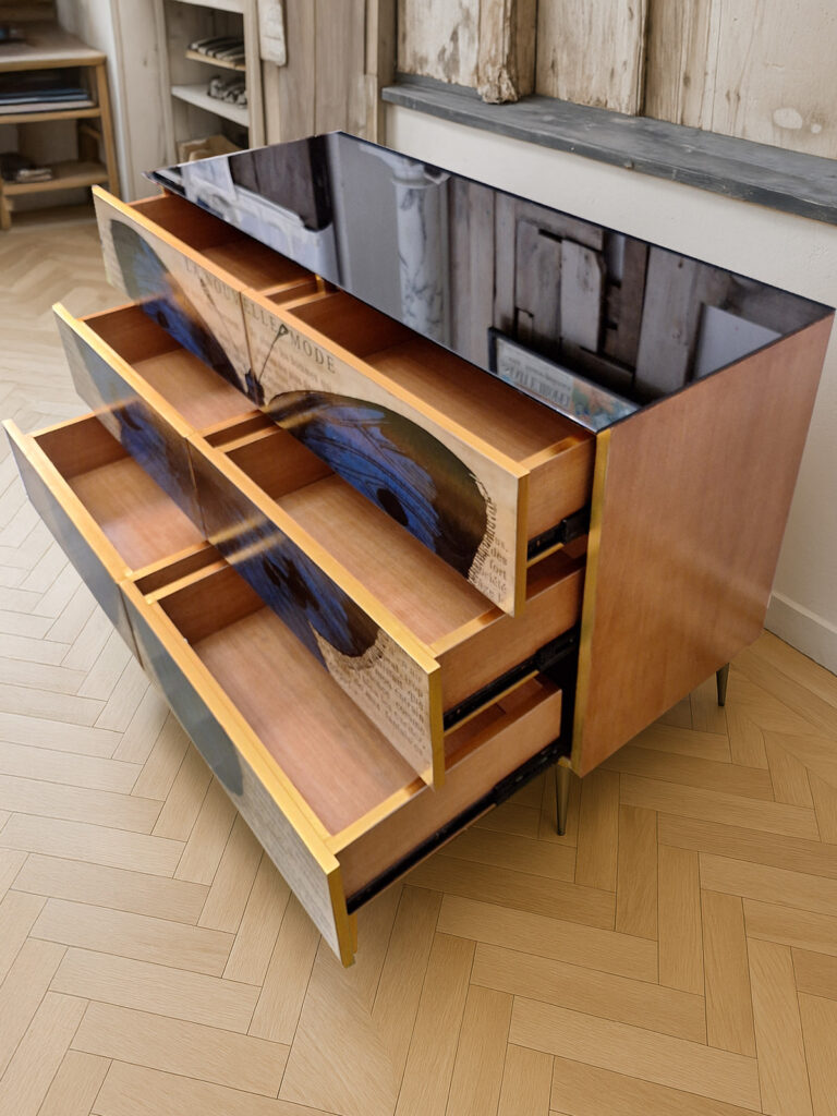 Cassettiera artigianale in legno di noce con decorazione a farfalla blu, inserti in ottone e piano in specchio nero