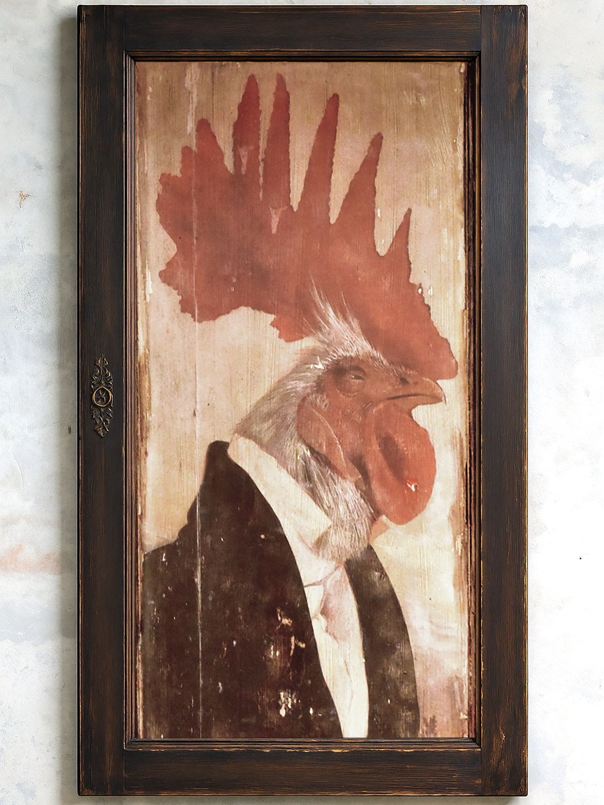 Decoro artigianale su anta antica con gallo antropomorfo – arredo su misura per Oceria Francescana ad Arezzo – decori & insegne