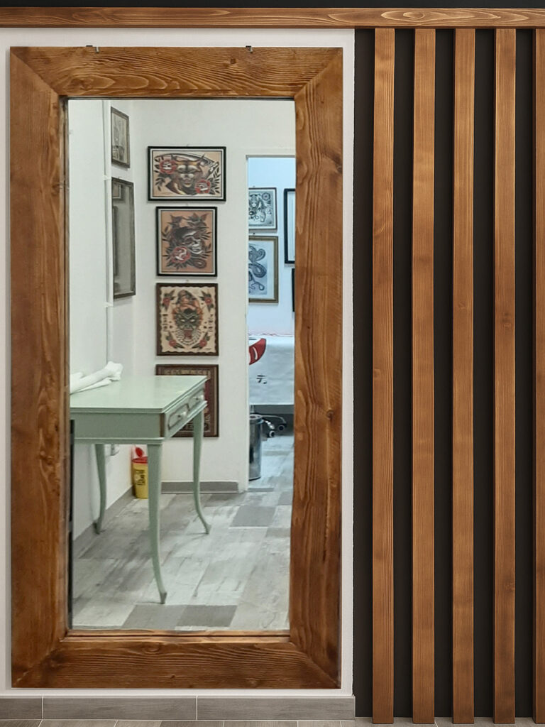 Specchio su misura con cornice in tavoloni di abete rifiniti mogano – specchio artigianale di grandi dimensioni per Cry Baby Tattoo ad Arezzo