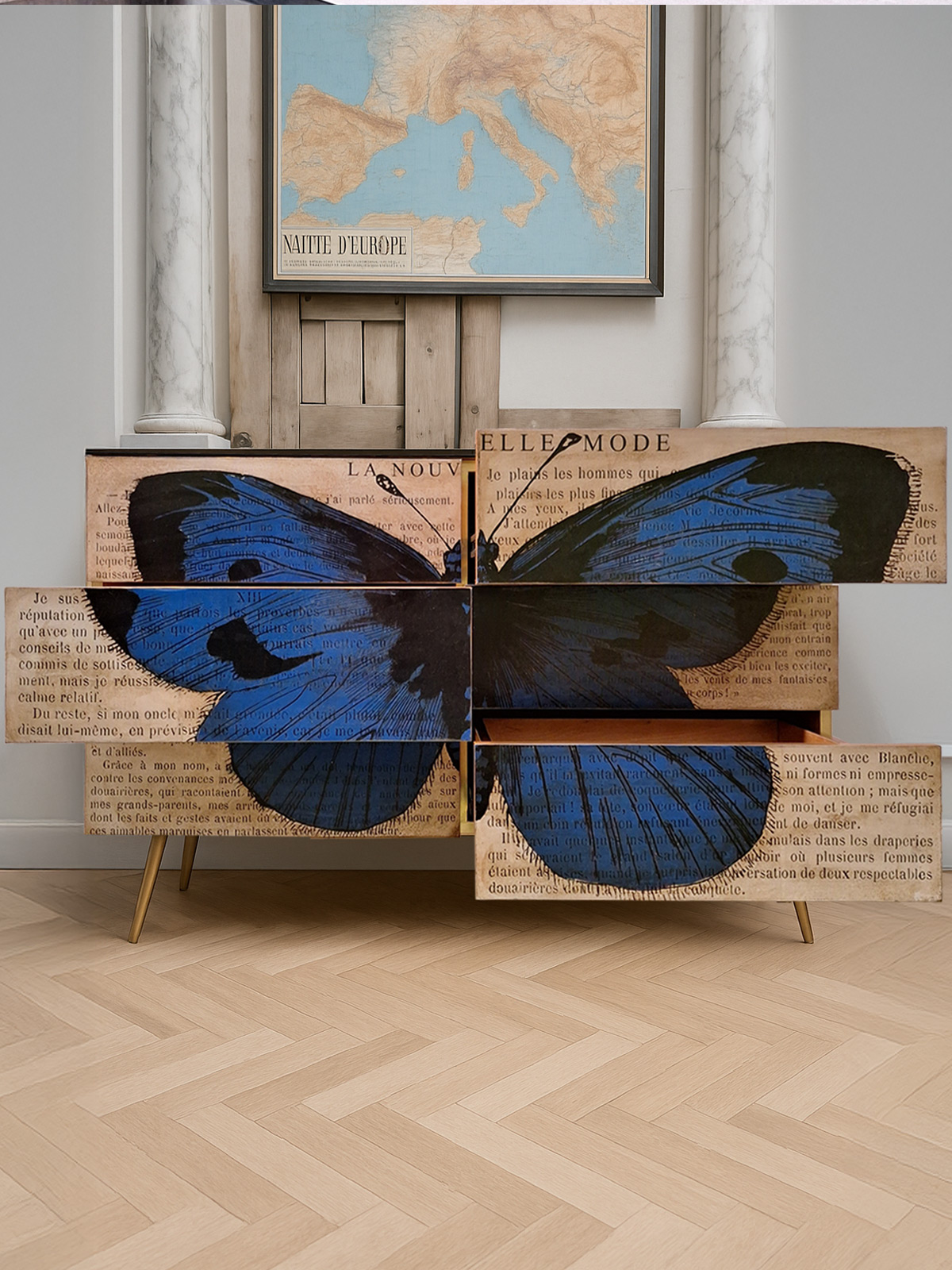 Cassettiera artigianale in legno di noce con decorazione a farfalla blu, inserti in ottone e piano in specchio nero