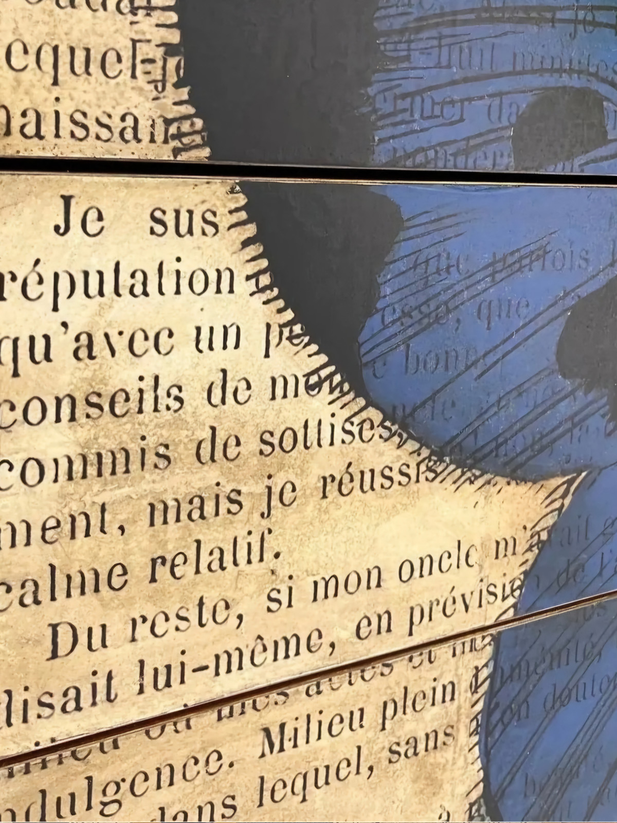 Cassettiera artigianale in legno di noce con decorazione a farfalla blu, inserti in ottone e piano in specchio nero