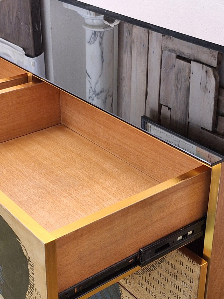Cassettiera artigianale in legno di noce con decorazione a farfalla blu, inserti in ottone e piano in specchio nero