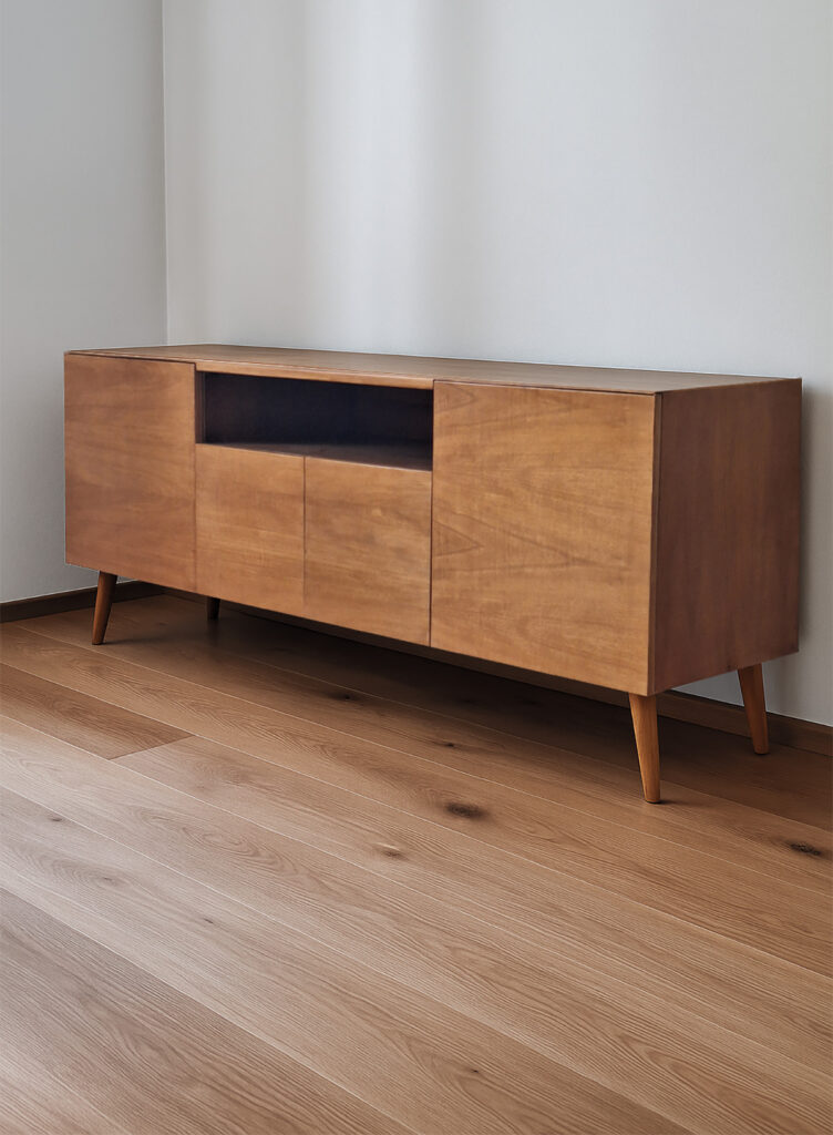 Mobile TV in legno su misura con ante lisce e piedini inclinati, stile moderno artigianale