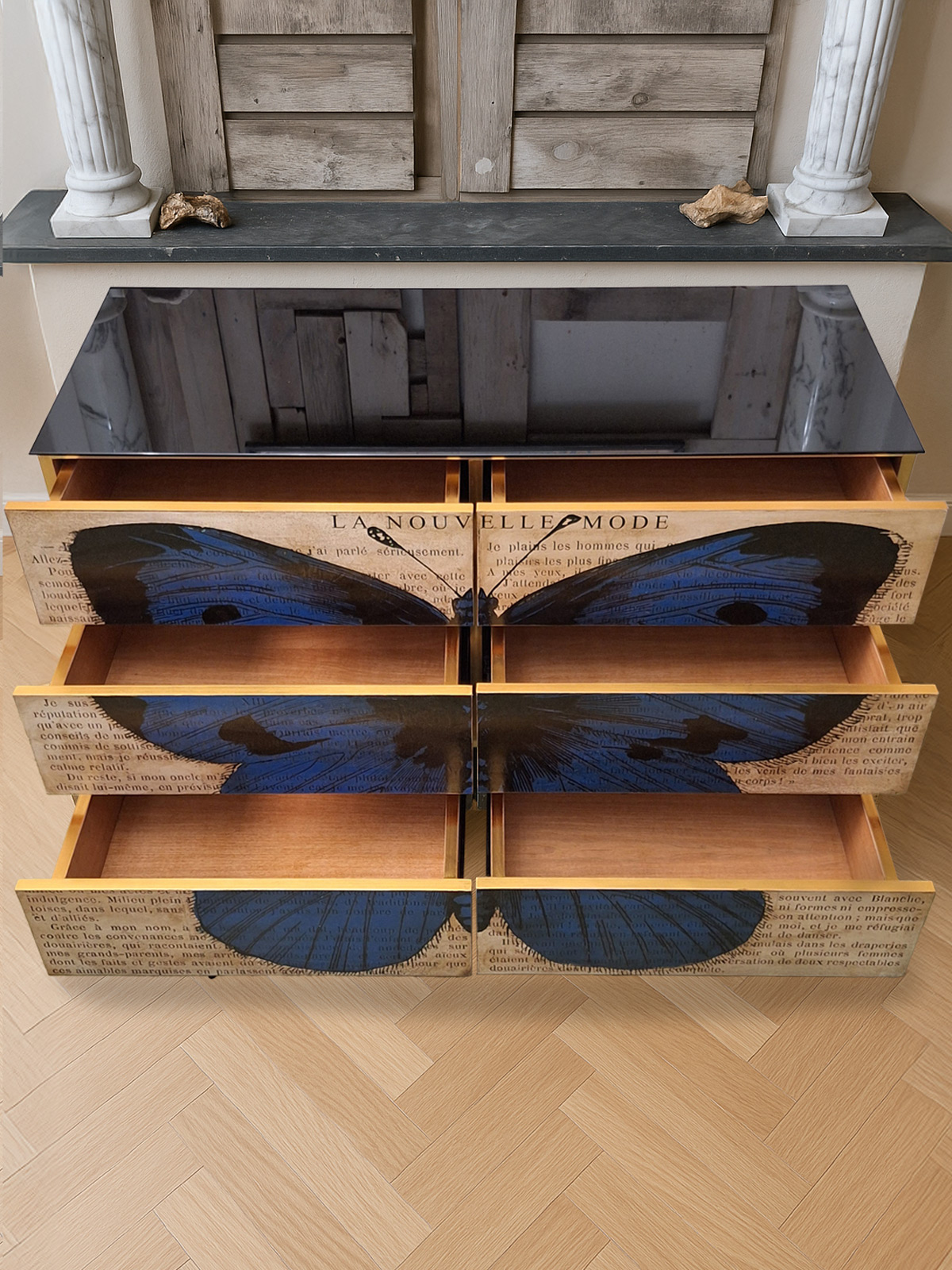 Cassettiera artigianale in legno di noce con decorazione a farfalla blu, inserti in ottone e piano in specchio nero