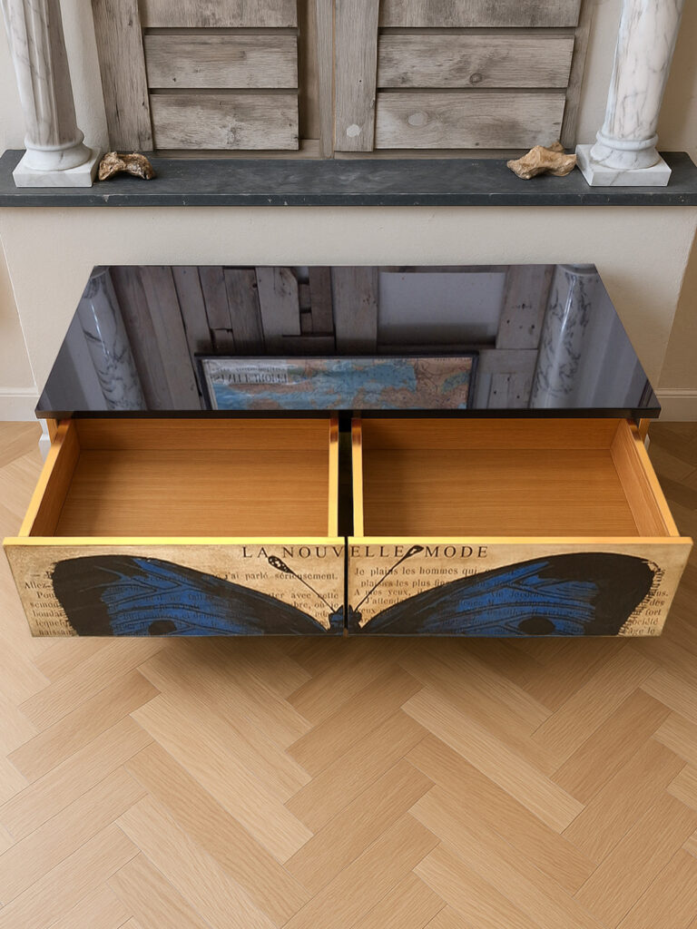 Cassettiera artigianale in legno di noce con decorazione a farfalla blu, inserti in ottone e piano in specchio nero