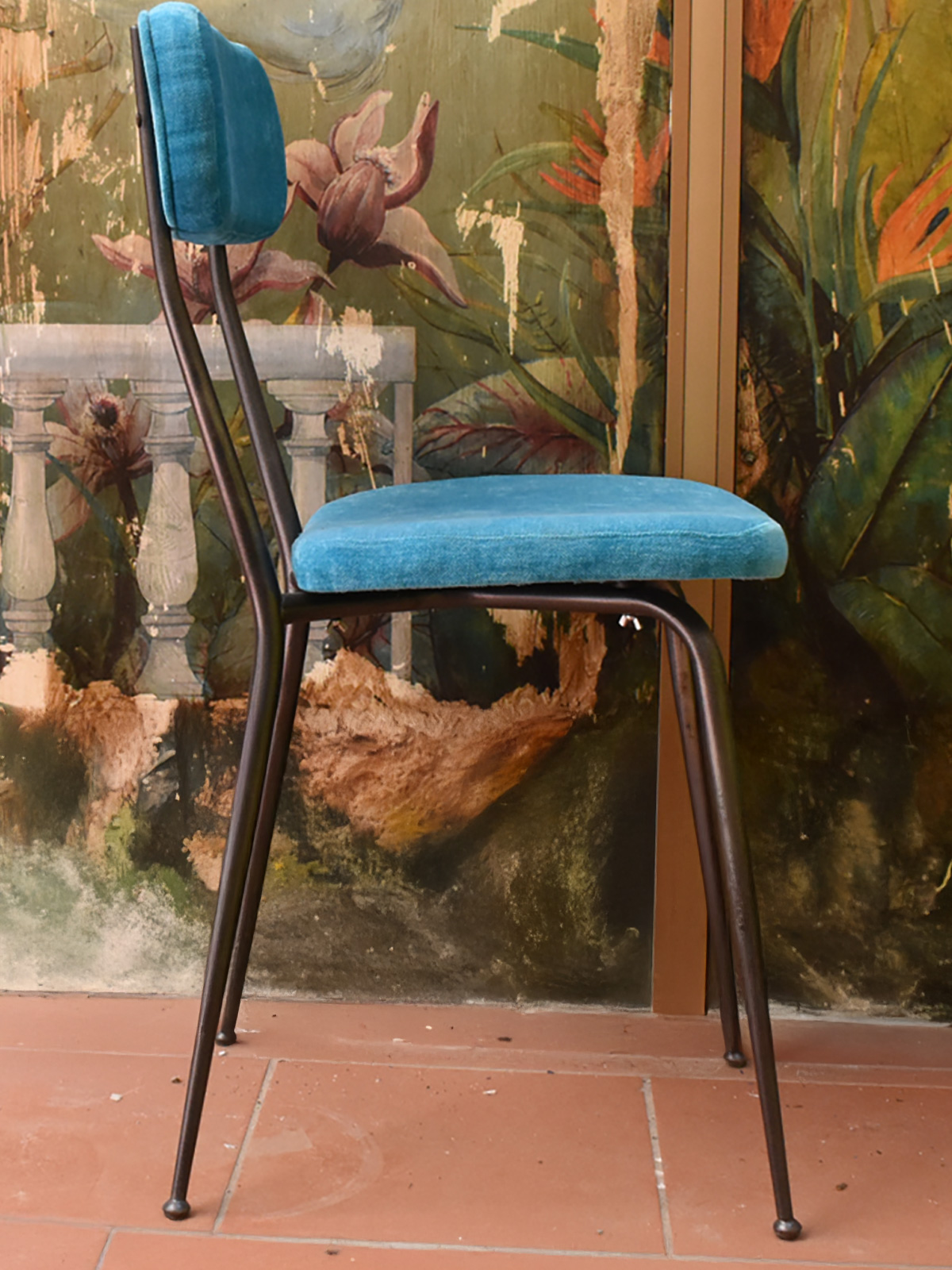 Sedie vintage in metallo e formica restaurate con imbottitura in velluto di alta qualità – sedute artigianali su misura ad Arezzo