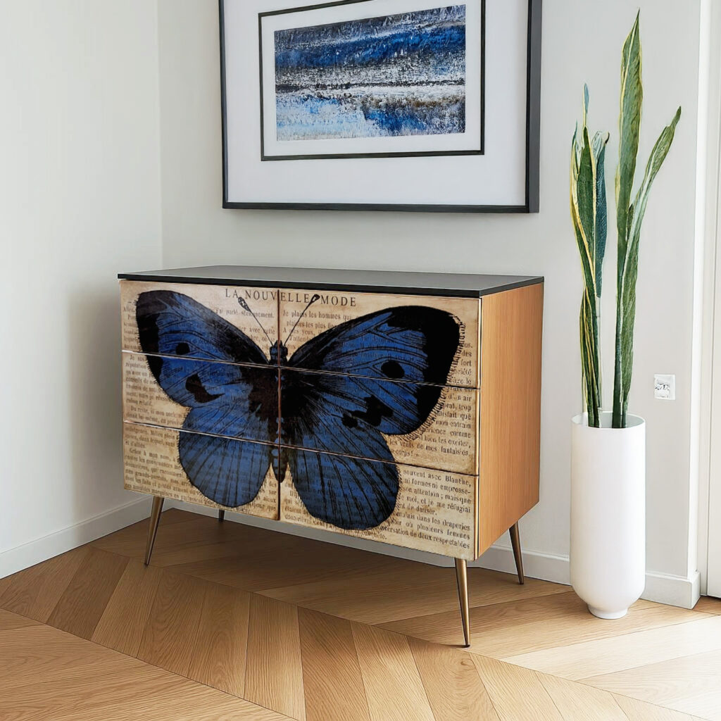Cassettiera su misura con sei cassetti e piano in vetro nero specchiato – decoro vintage farfalla anticato, progetto realizzato a New York