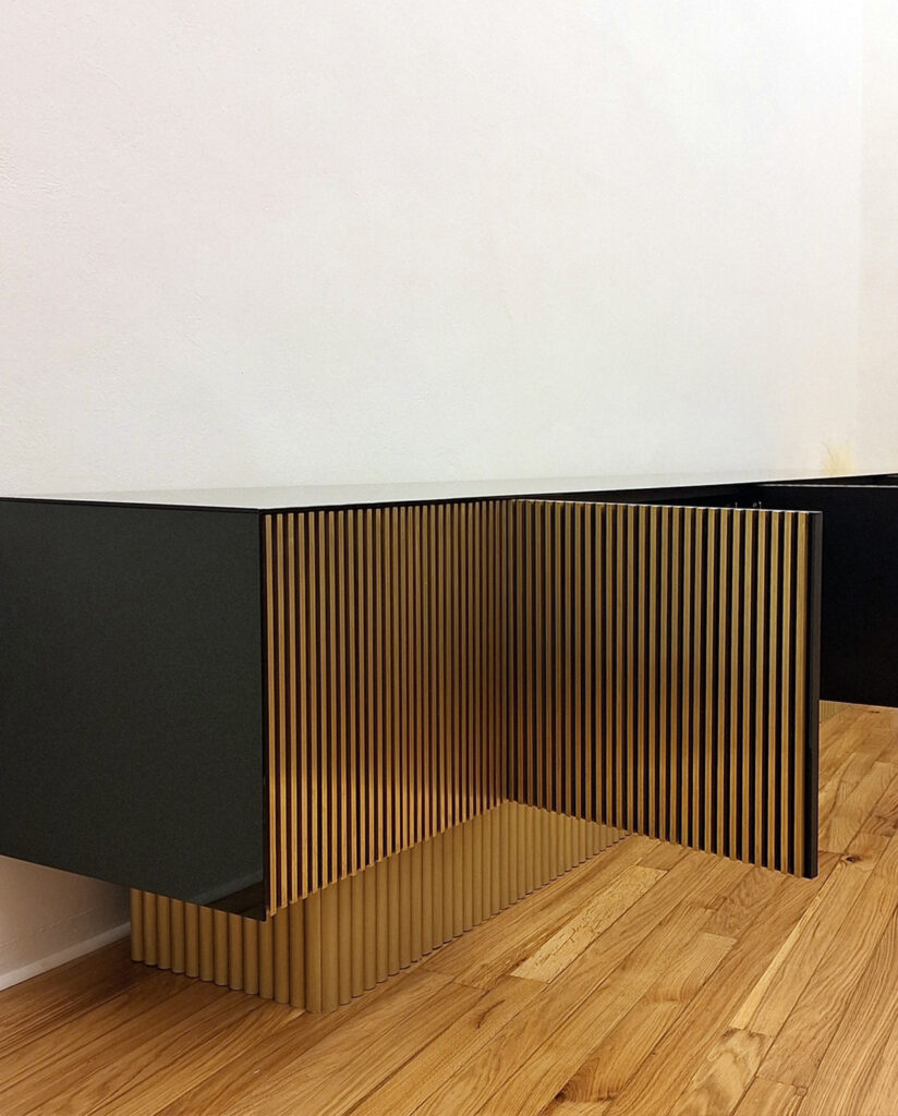 Mobile su misura con ante cannettate in ottone e specchio nero, base semicircolare in legno con finitura in foglia oro – Bastanzetti Design, arredamento artigianale ad Arezzo