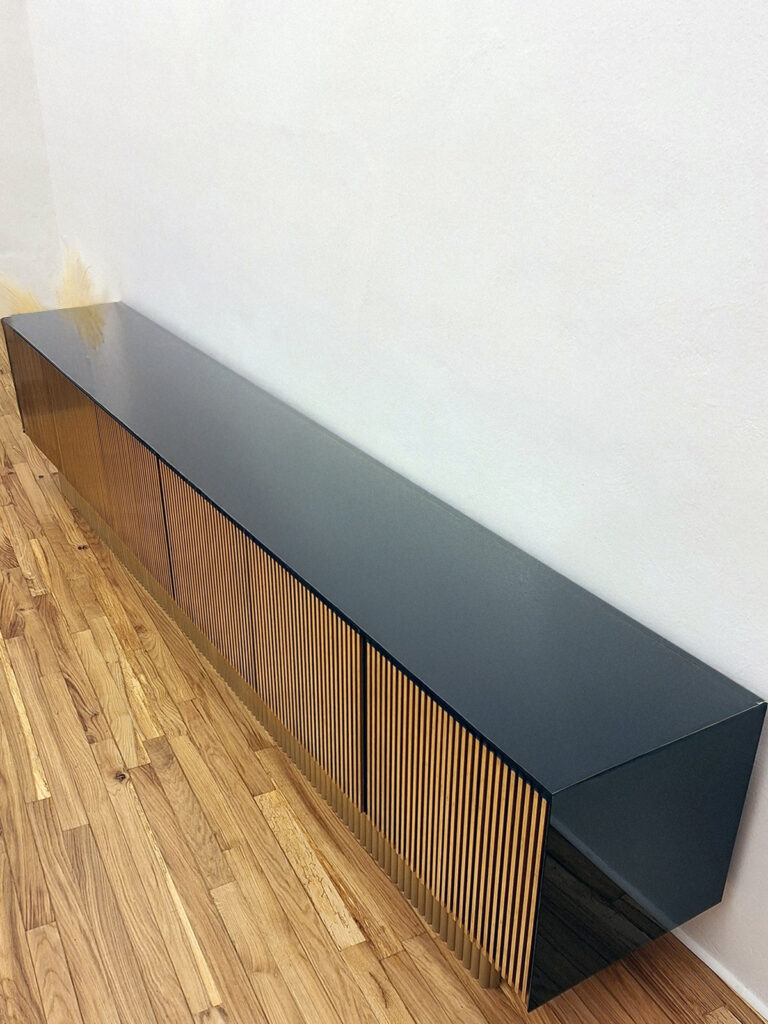 Buffet & Consolle Buffet su misura ad Arezzo con sei ante, cannette in ottone e vetro nero specchiato – mobile contenitore elegante