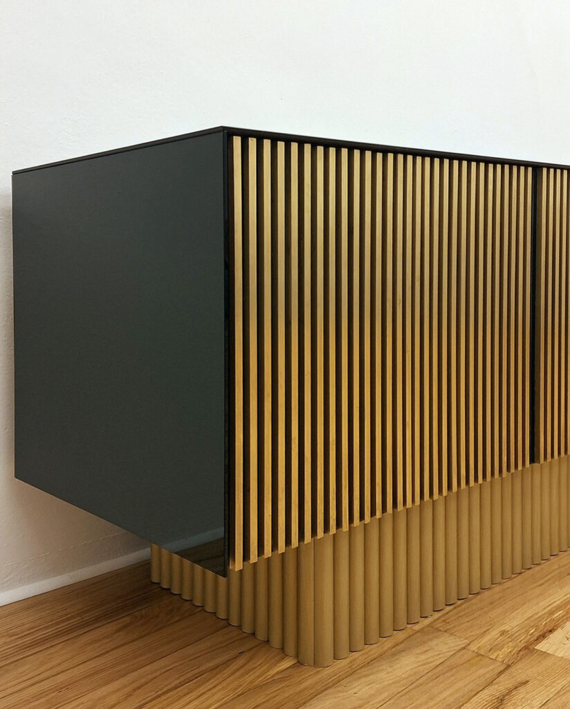 Mobile su misura con ante cannettate in ottone e specchio nero, base semicircolare in legno con finitura in foglia oro – Bastanzetti Design, arredamento artigianale ad Arezzo