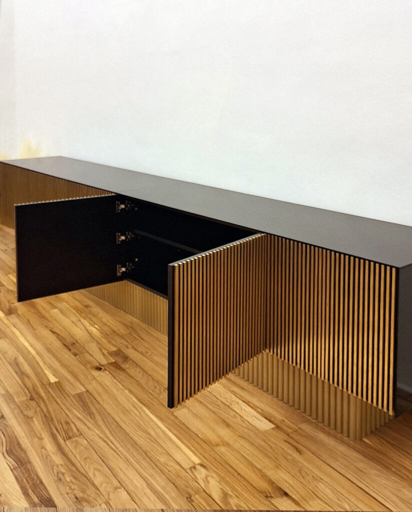 Mobile su misura con ante cannettate in ottone e specchio nero, base semicircolare in legno con finitura in foglia oro – Bastanzetti Design, arredamento artigianale ad Arezzo