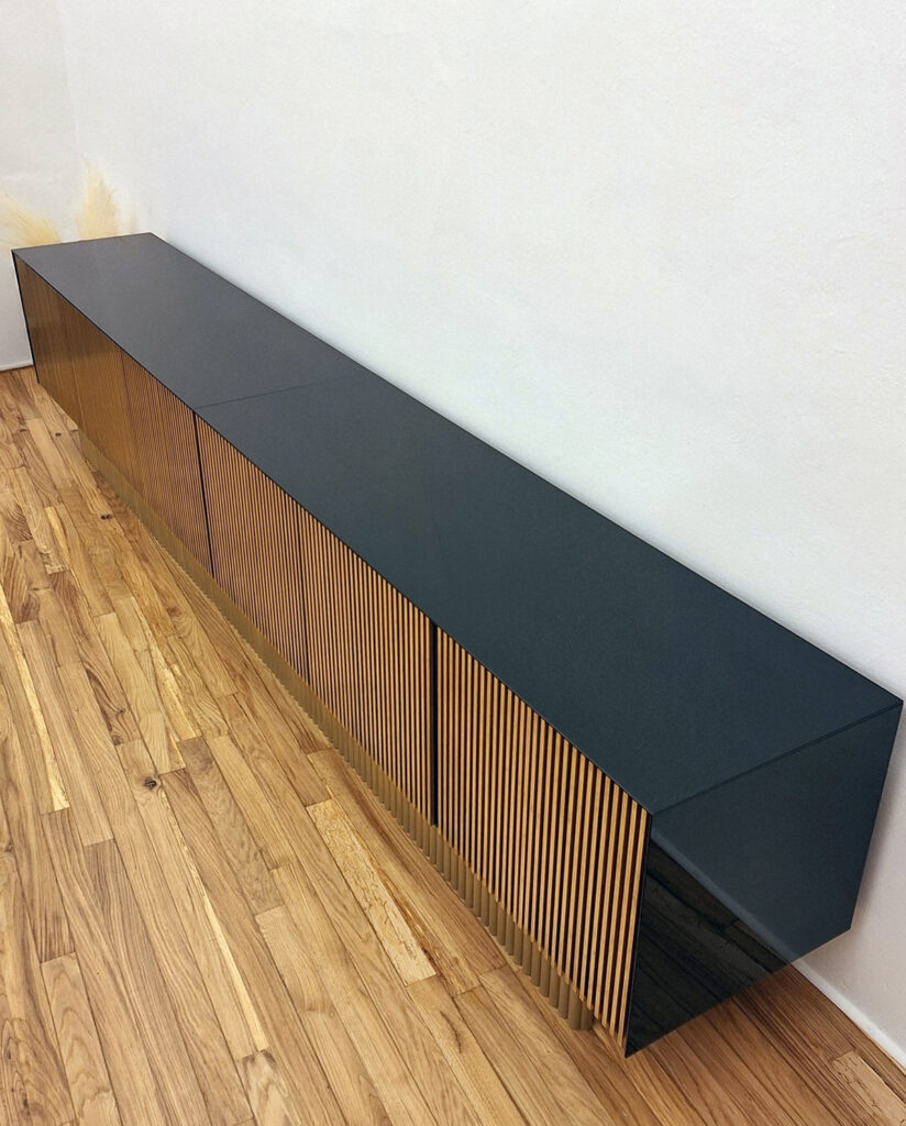 Mobile su misura con ante cannettate in ottone e specchio nero, base semicircolare in legno con finitura in foglia oro – Bastanzetti Design, arredamento artigianale ad Arezzo