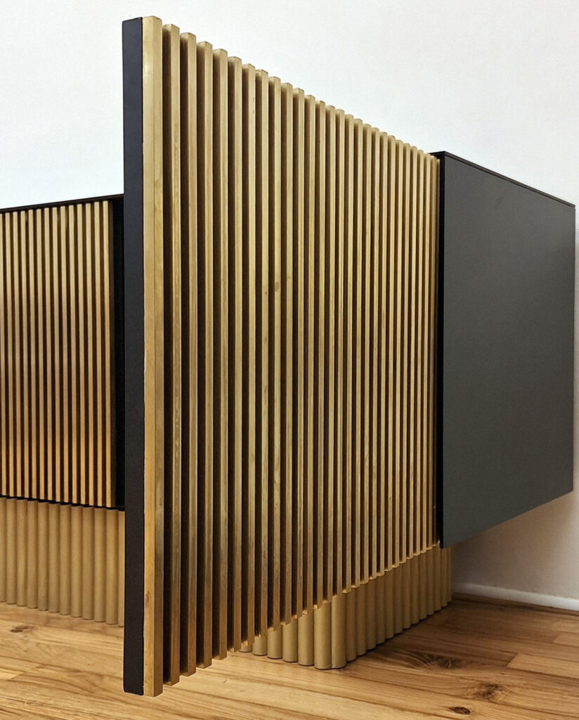 Mobile su misura con ante cannettate in ottone e specchio nero, base semicircolare in legno con finitura in foglia oro – Bastanzetti Design, arredamento artigianale ad Arezzo