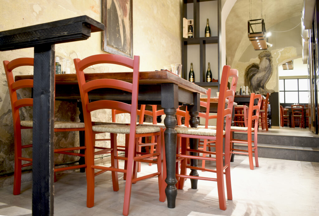 Tavoli in legno massello artigianali in una tipica osteria italiana