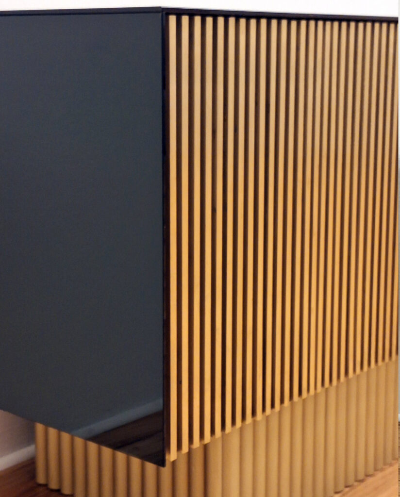 Mobile su misura con ante cannettate in ottone e specchio nero, base semicircolare in legno con finitura in foglia oro – Bastanzetti Design, arredamento artigianale ad Arezzo