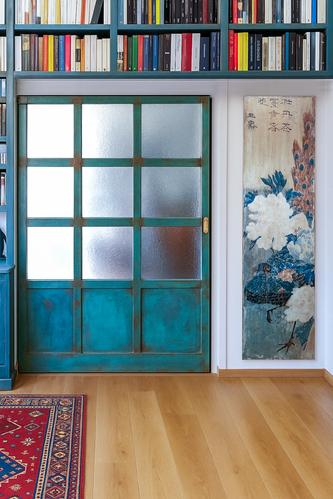 Porta a scrigno su misura in legno e vetro con finitura patina verde ruggine – porte artigianali ad Arezzo
