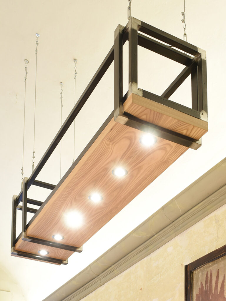 LAMPADE Lampadario artigianale in ferro e legno sospeso con catene – arredamenti su misura ad Arezzo