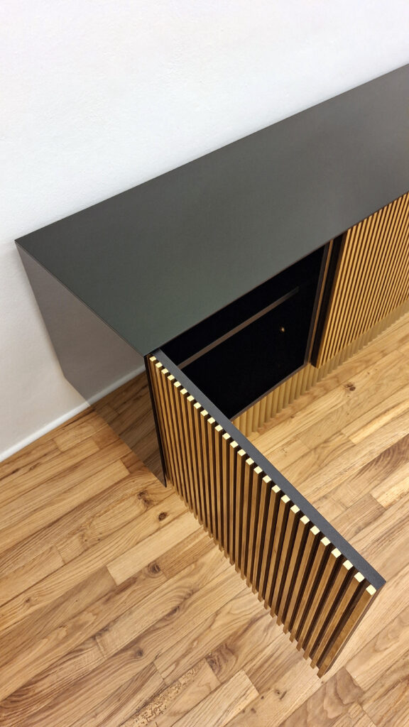 BUFFET & CONSOLLE Dettaglio artigianale di sportello con specchio nero e base in tubolari di ottone - su misura arezzo