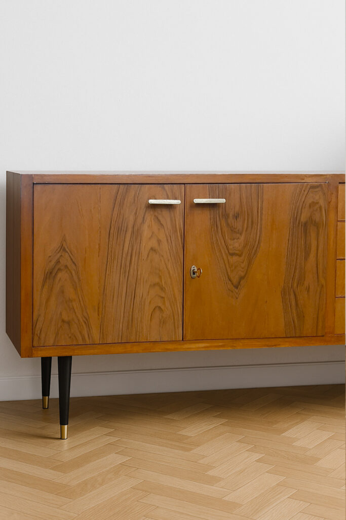 Consolle vintage in legno di castagno con maniglie e piedini in ottone