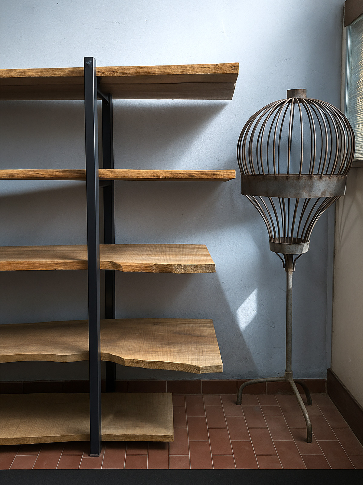 Libreria artigianale in ferro con mensole in rovere massello grezzo