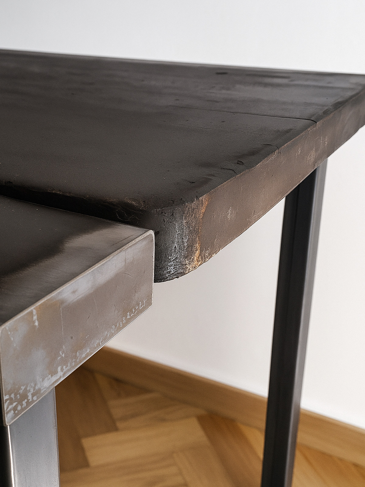 tavolo artigianale in legno nero opaco con gambe affusolate realizzato da Bastanzetti Design ad Arezzo

