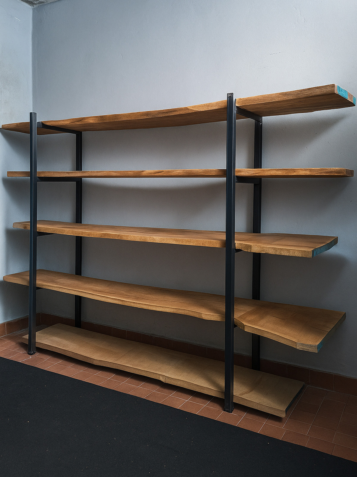Libreria artigianale in ferro con mensole in rovere massello grezzo