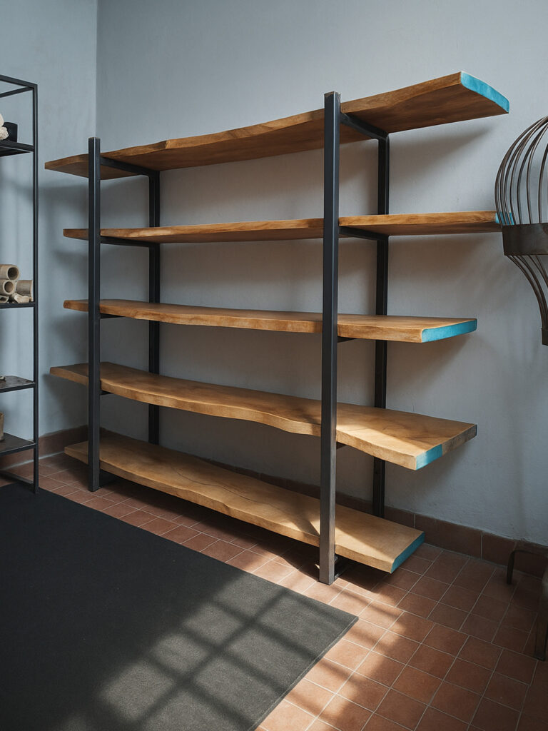 LIBRERIA INDUSTRIALE artigianale in ferro con mensole in rovere massello grezzo
