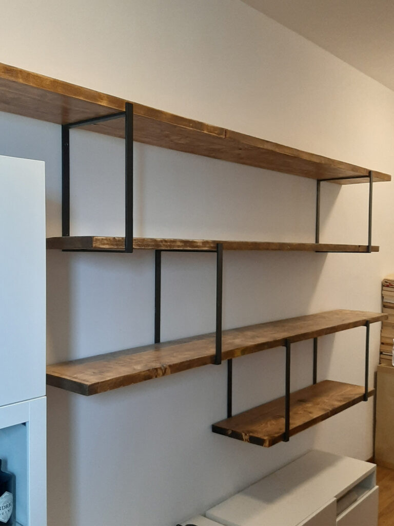 Libreria sospesa in ferro con mensole in castagno massello
