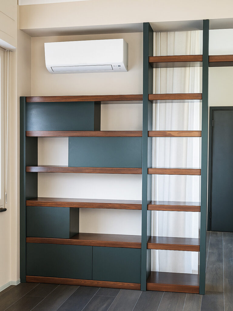 Libreria modulare su misura con sportelli push-pull e mensole in rovere