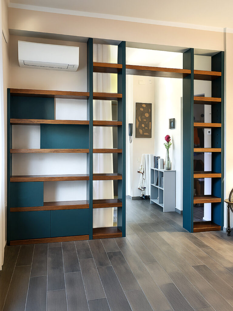 Libreria modulare su misura con sportelli push-pull e mensole in rovere