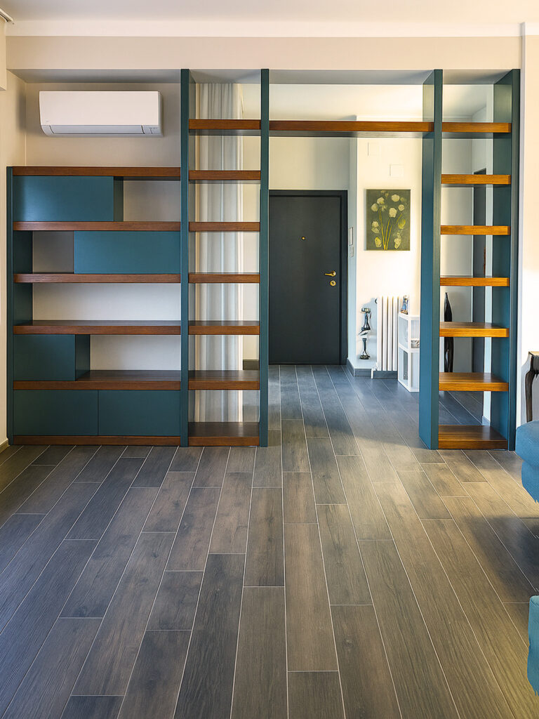 Libreria modulare su misura con sportelli push-pull e mensole in rovere