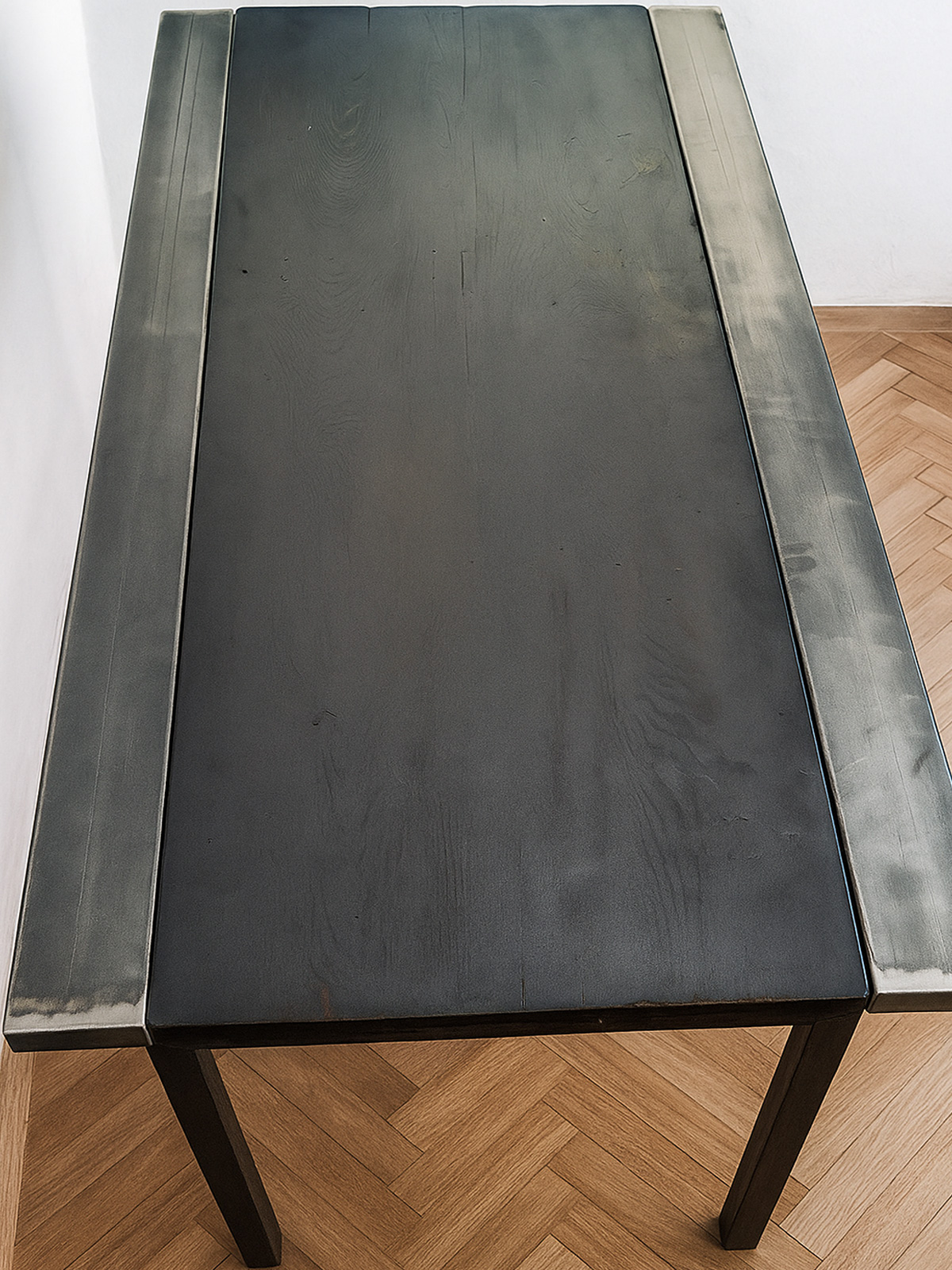 tavolo artigianale in legno nero opaco con gambe affusolate realizzato da Bastanzetti Design ad Arezzo

