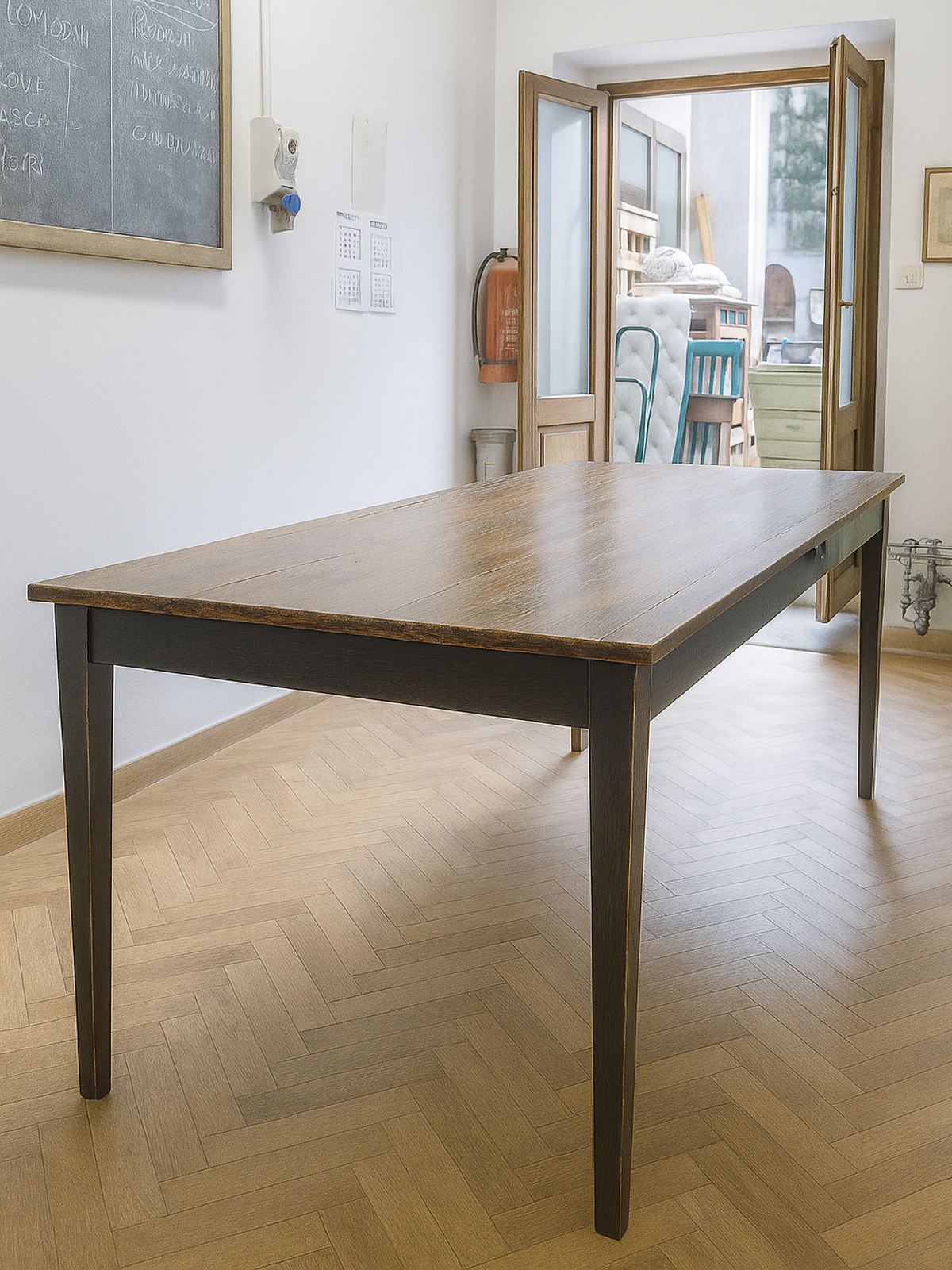 tavolo artigianale in legno con gambe affusolate, realizzato a mano da Bastanzetti Design ad Arezzo

