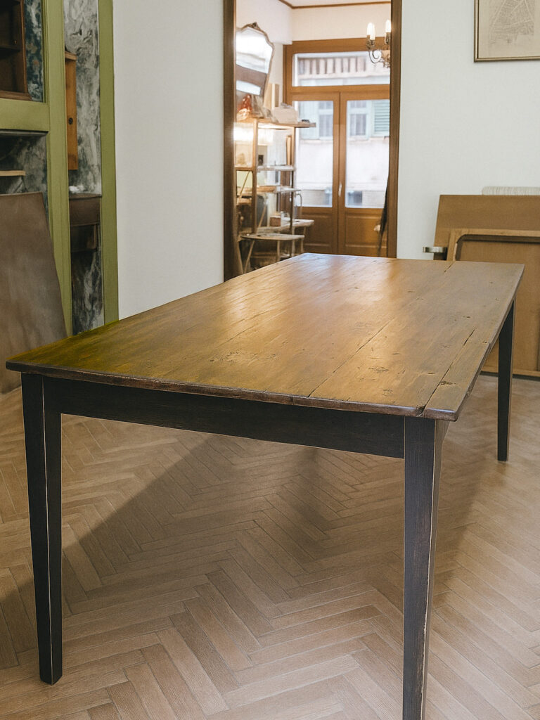 tavolo artigianale in legno con gambe affusolate, realizzato a mano da Bastanzetti Design ad Arezzo