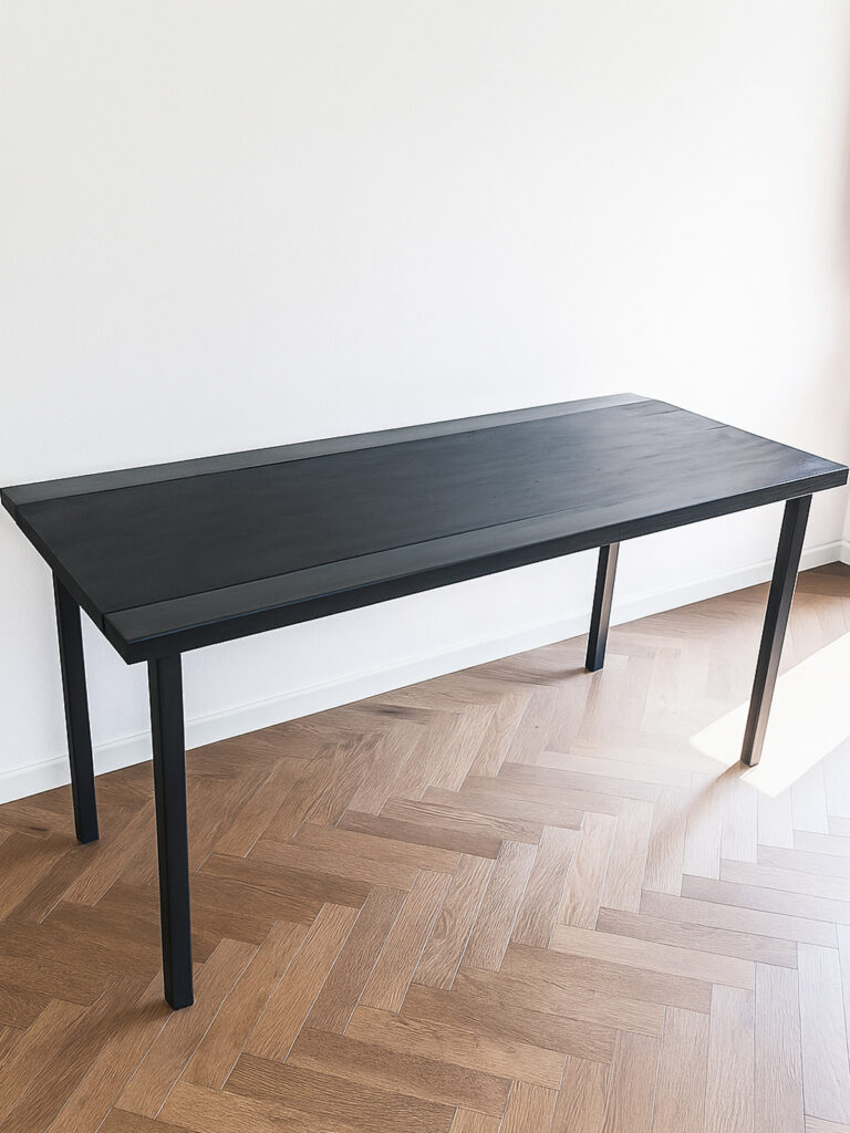 tavolo artigianale in legno nero opaco con gambe affusolate realizzato da Bastanzetti Design ad Arezzo