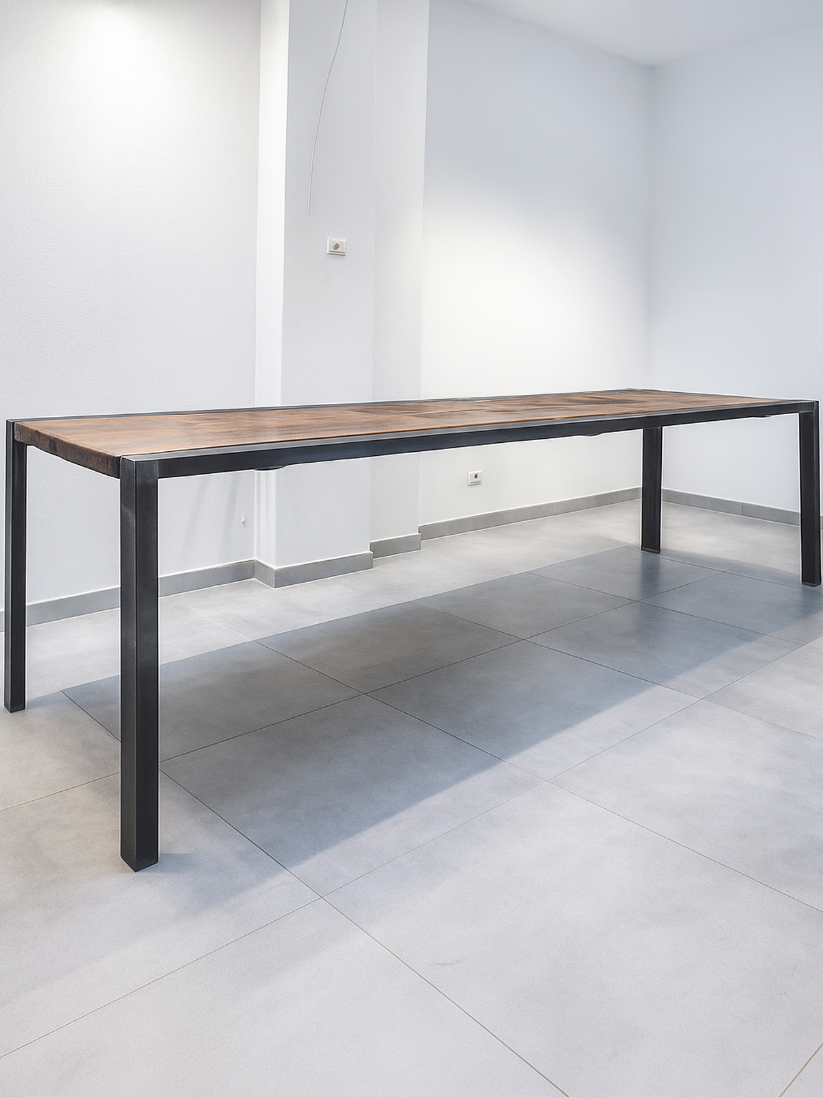 tavolo artigianale con piano in legno e gambe in ferro spazzolato in stile industriale minimale