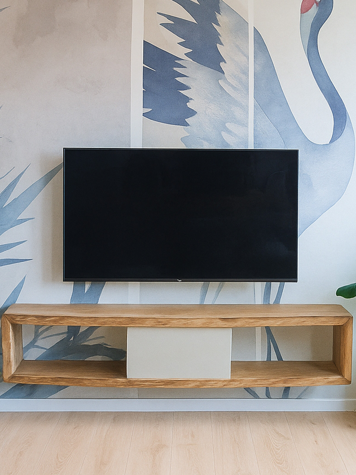 Mobile TV sospeso in legno di rovere grezzo con sportello grigio e vano interno per libri e DVD – arredo su misura per salotto moderno