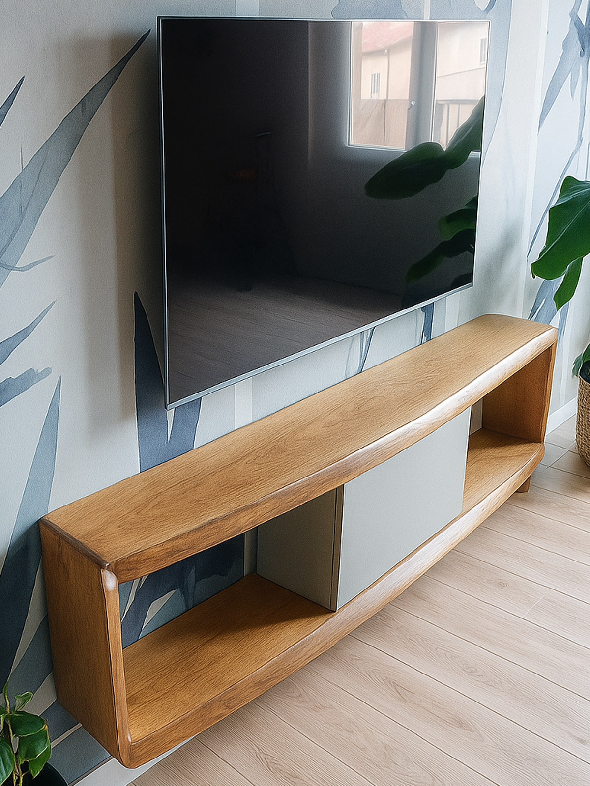 Mobile TV sospeso in legno di rovere grezzo con sportello grigio e vano interno per libri e DVD – arredo su misura per salotto moderno