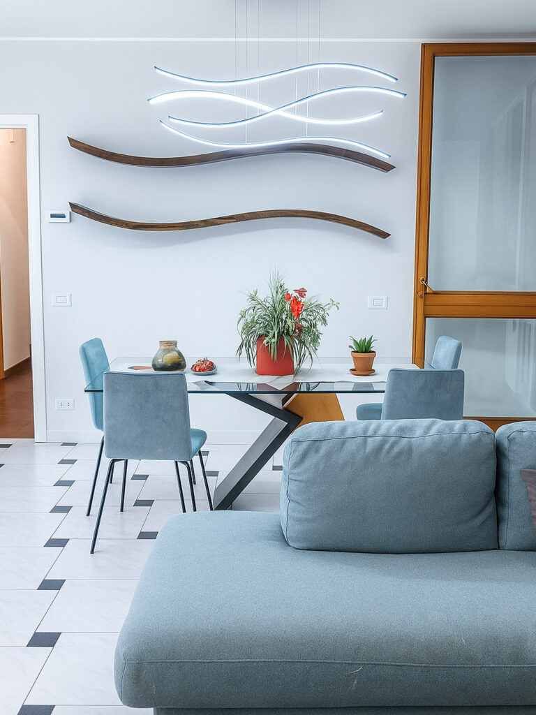 Mensole curve in legno scuro realizzate su misura, fissate a parete in un appartamento di design zona Parco Giotto ad Arezzo – Bastanzetti Design