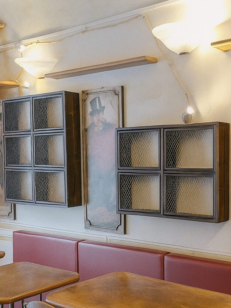 Scaffalature in legno rustico con rete metallica realizzate su misura per bistrot in centro ad Arezzo – progetto artigianale Focaceria Vita Bella